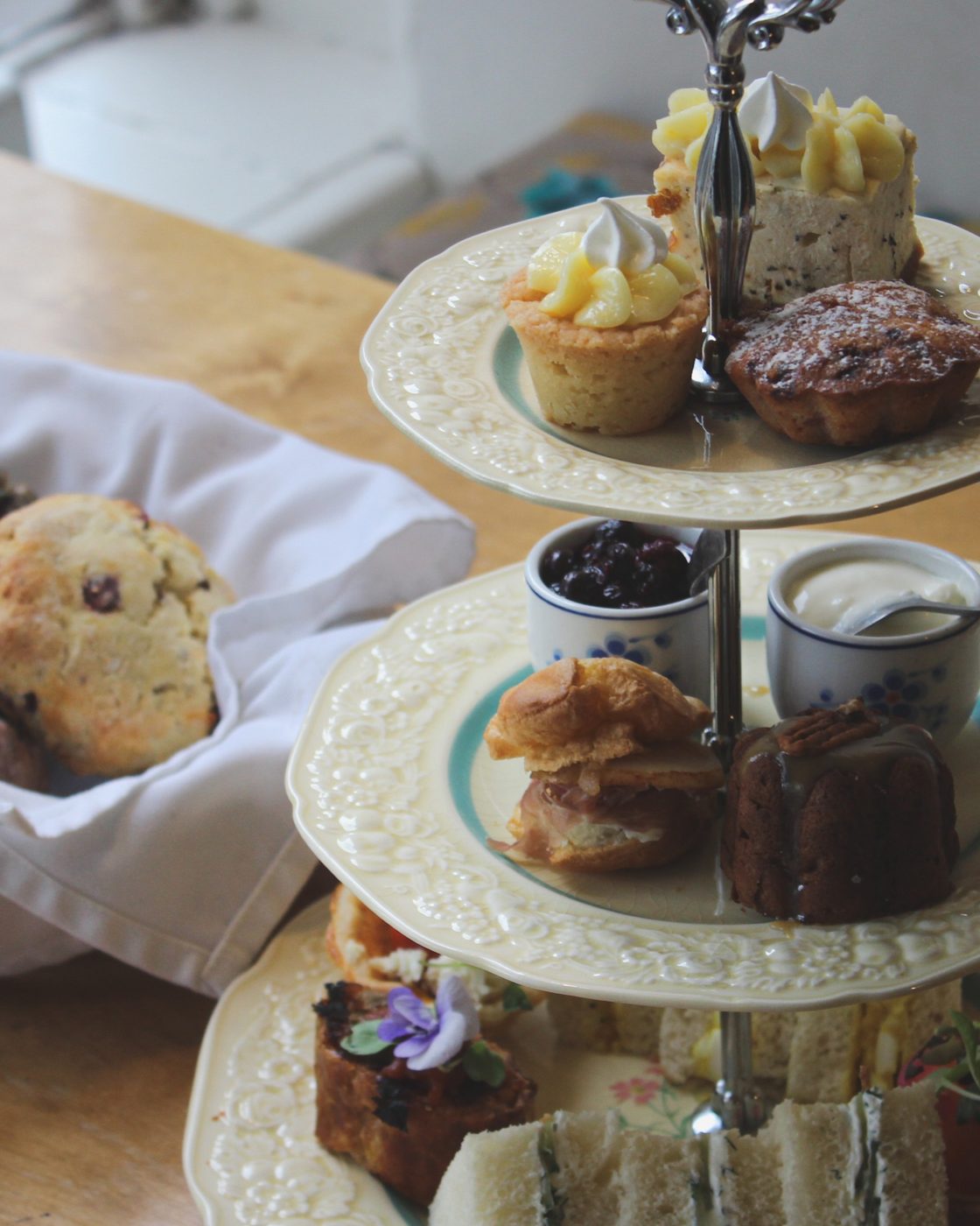 Plateau d'afternoon tea à trois étages : sandwichs, bouchées salées et douceurs