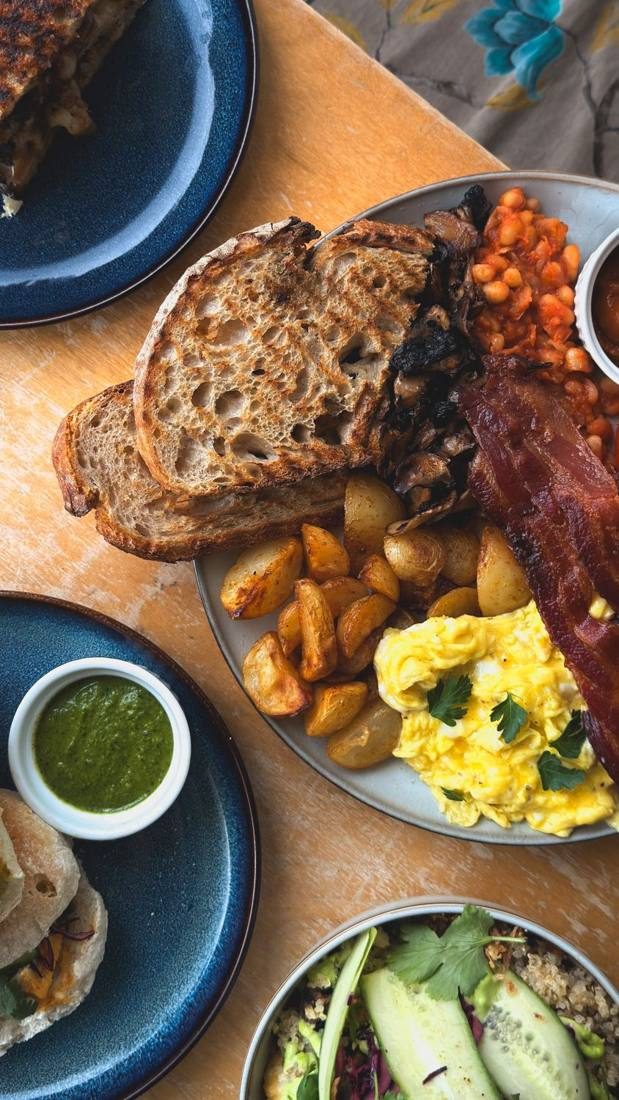 Déjeuner anglais : œufs brouillés, bacon, pommes de terre grelots, champignons, fèves et pain au levain