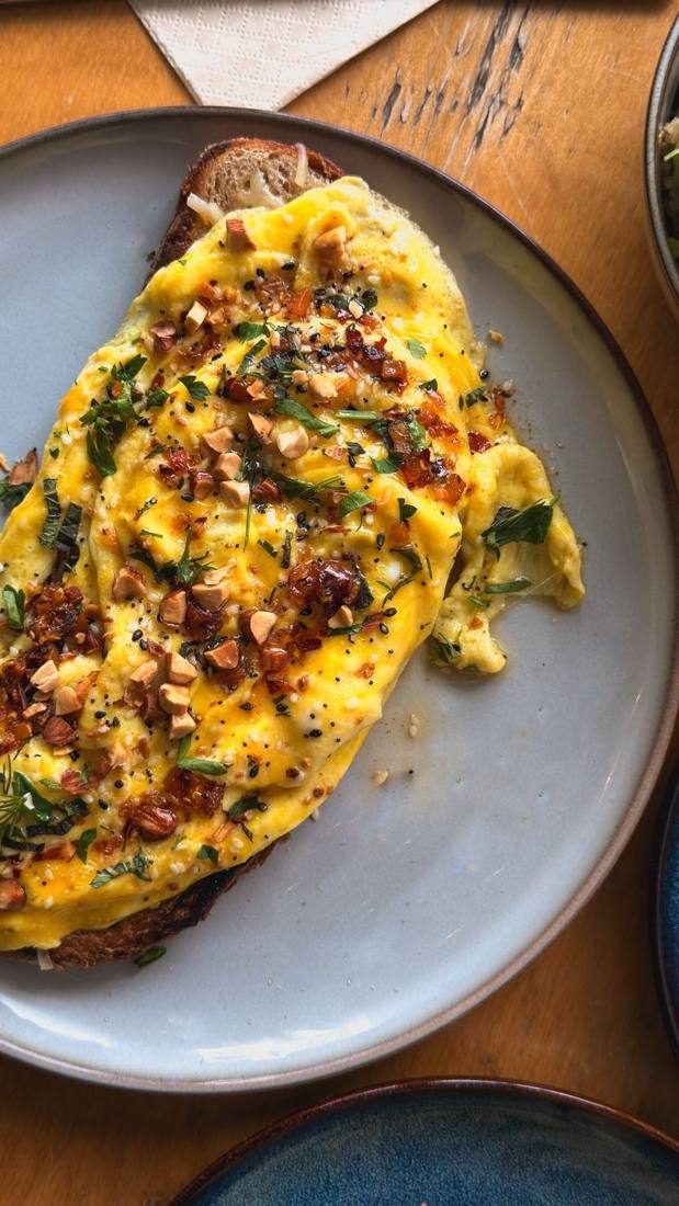 Toast omelette aux amandes rôties et assaisonnement everything bagel