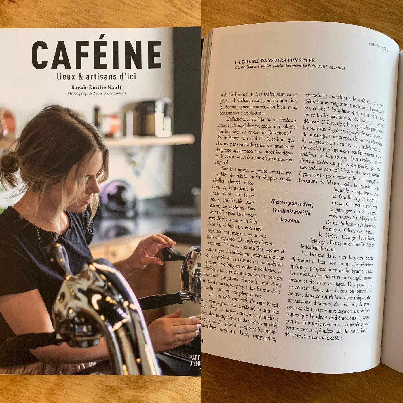 Le livre Caféine, lieux et artisans d'ici, ouvert sur la page consacrée à La brume dans mes lunettes